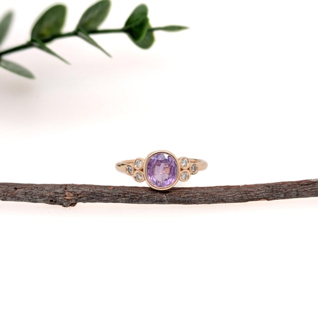 Contemporary 1.26cts Purple Sapphire Diamond Ring in 14k Yellow Gold | Oval 7X6mm, Size 6.75 For Sale - Image 3 of 6
