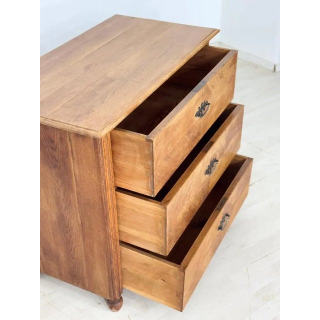 For sale is a very beautiful Biedermeier chest of drawers with three drawers from around 1900. The drawers are spacious...