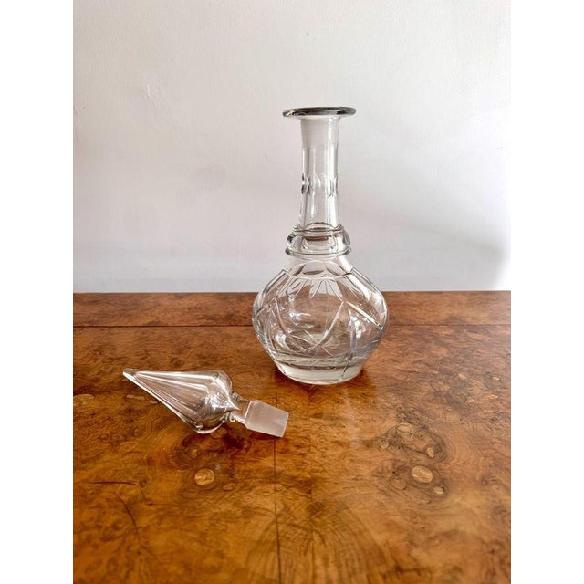 Fine quality antique Victorian glass decanter, having a quality antique Victorian decanter with a round shaped cut glass...