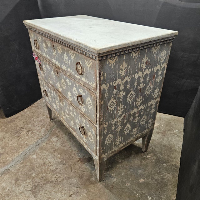 Late 19th Cenutry Grey & White 3 Drawer Italian Style Commode With Dental Molding Accent For Sale - Image 9 of 18