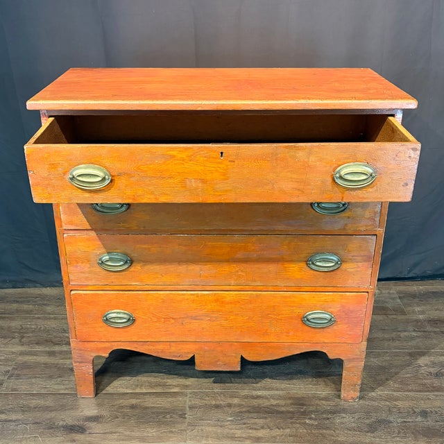 Fine American Federal Hepplewhite chest of drawers, circa 1820, distinguished by its restrained proportions, clean...