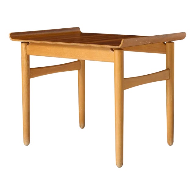1950s A “Shell” series side table by Hans J Wegner for Fritz Hansen For Sale