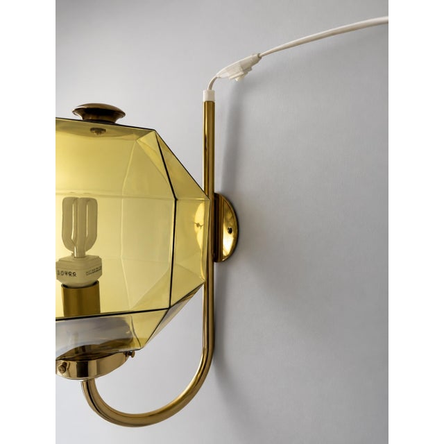 An elegant and sculptural Swedish Modern wall sconce by Bergboms, Sweden, circa 1960s. The lamp features a distinctive...