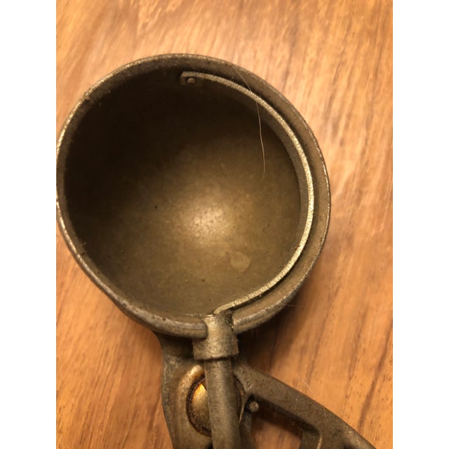 American 1950’s Bakelite Master Peerless Ice Cream Scoop For Sale - Image 3 of 7