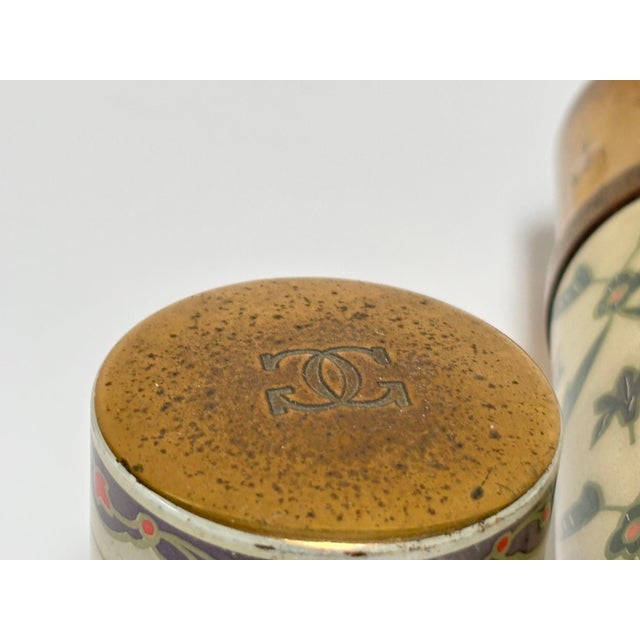 White Vintage Guerlain Chant D’Arômes Refillable Atomizer Case Enameled France 1962 For Sale - Image 8 of 12