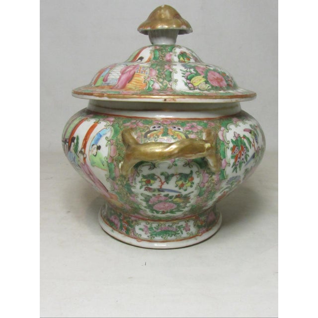 Antique Chinese Rose Medallion porcelain tureen, c.1900 A good looking tureen profusely decorated with colorful flowers...