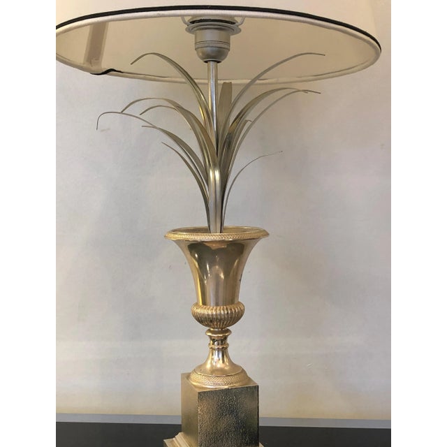 Hollywood Regency Silver Metal Floral Vase Table Lamp attributed to Maison Charles for Maison Charles, 1960s For Sale - Image 3 of 9
