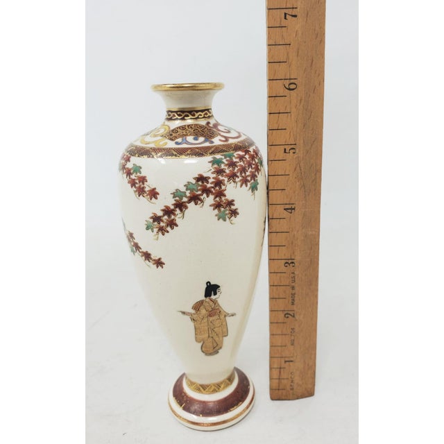 Antique Japanese Satsuma 6" Vase - Late Meiji Era - Geisha - Attendant - Tree - Leaves For Sale - Image 16 of 18