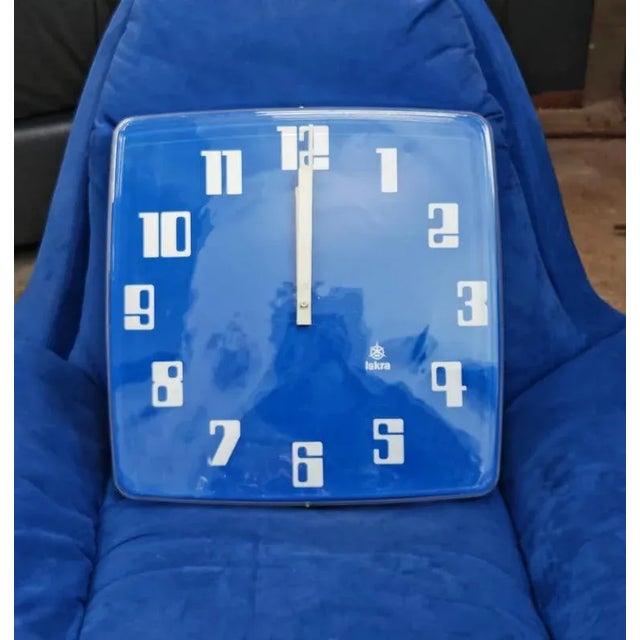 Plastic Space Age Wall Clock in Electric Blue Acrylic from Iskra, Former Yugoslavia, 1970s For Sale - Image 7 of 11