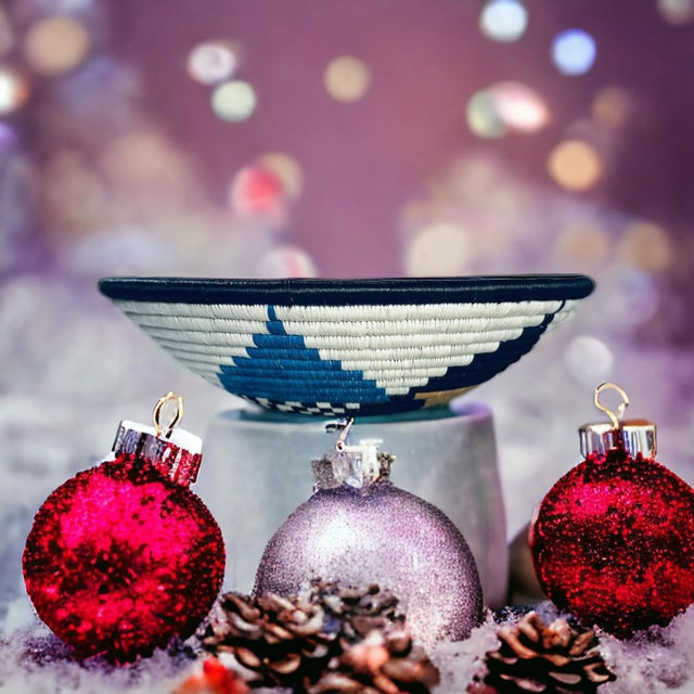 African Rwanda Woven Sweetgrass and Sisal Wall Hanging Basket For Sale In Dallas - Image 6 of 7