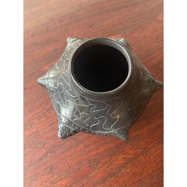 1980s 1980s Zapotec Mexico Mata Ortiz Black Pottery Roly Poly Turtle Pot For Sale - Image 5 of 6