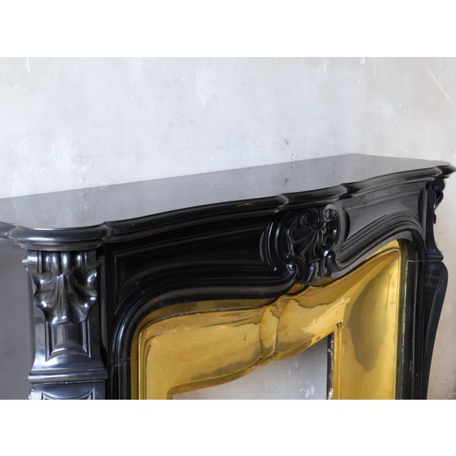 French Black Marble Trois Coquilles Fireplace with Brass Interior For Sale - Image 4 of 12