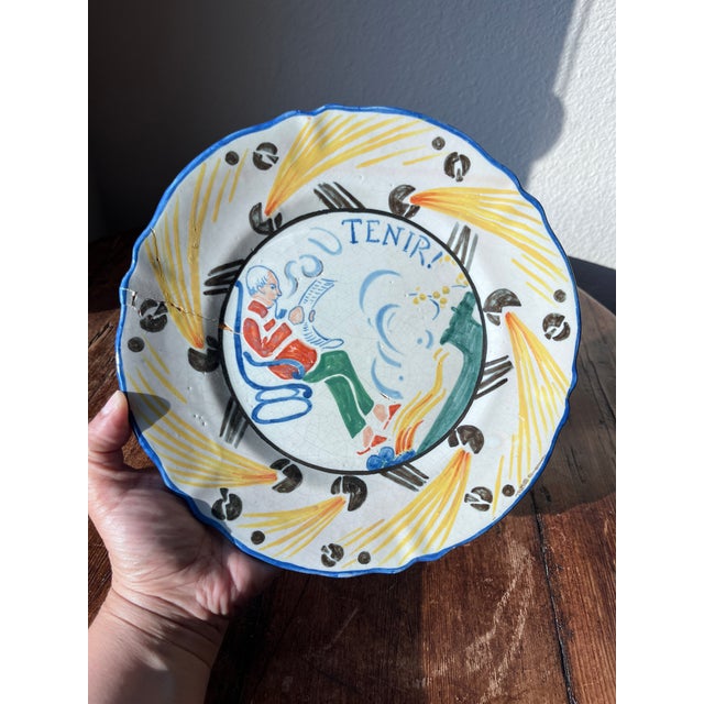 French Provincial Antique 1917 Hr Quimper Assiettes Du Cercle Du Soldat/Circle of the Soldier of the 6th Arrt Faience Plates, Tenir or Hold, War Plates For Sale - Image 3 of 9