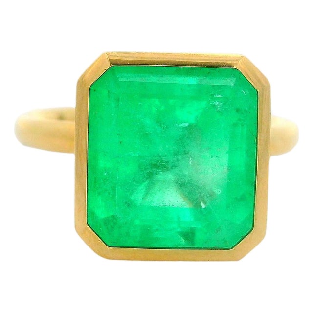 7.03 Carat Emerald 18k Yellow Gold Solitaire Bezel Ring, Size 6.75 For Sale
