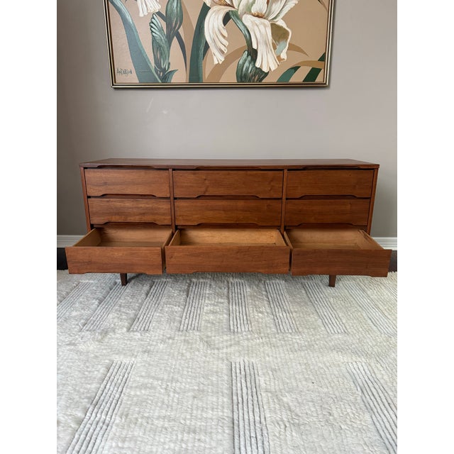 Vintage 1950s Mid Century 9-Drawer Walnut Lowboy Dresser by Stanley For Sale - Image 10 of 12