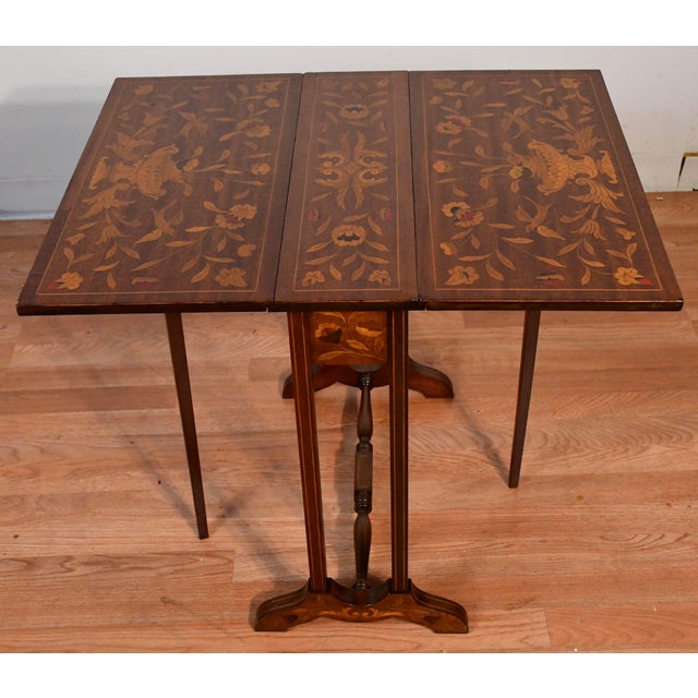 We are pleased to offer this Charming English Pembroke Side / End Table, from the 1900s. This table is made of Mahogany...