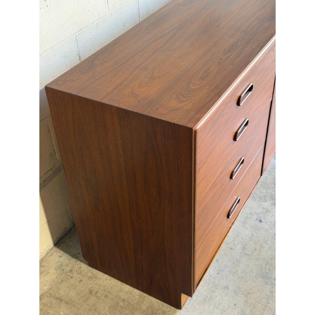 In Style of Jack Cartwright for Founders Furniture Walnut Lowboy 12-Drawer Dresser Mid-Century Modern For Sale In Los Angeles - Image 6 of 11