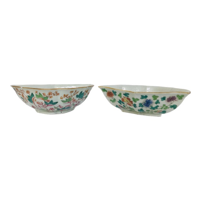 Mid 19th Century Antique Qing Dynasty Lozenge Shaped Painted Porcelain Bowls- Set of 2 For Sale