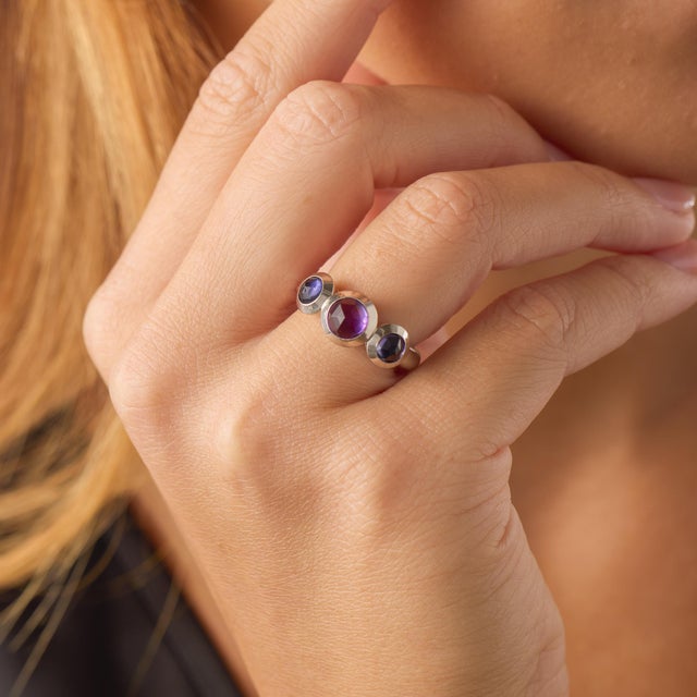 1980s 1980s Tiffany & Co. French Amethyst 18k White Gold Three Stone Ring, Size 6.5 For Sale - Image 5 of 7