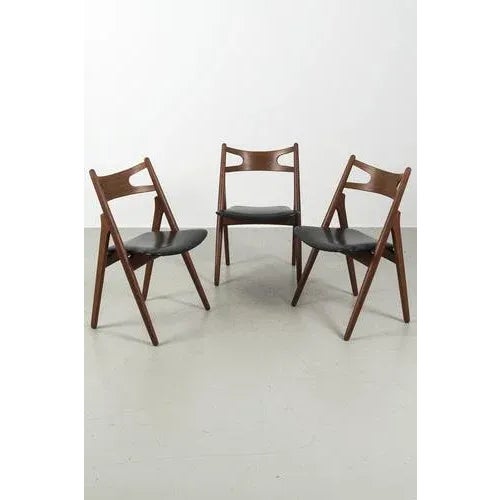 Set of 3 wonderfully shaped model ‘ch29p sawbuck’ dining room chairs. The chairs have been designed by hans wegner for...
