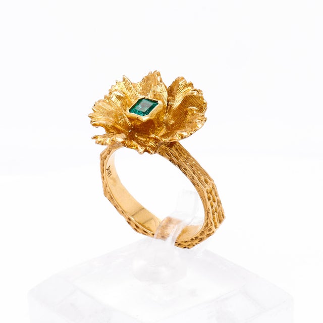 Late 20th Century Vintage 18k Gold & Natural Emerald Figural Flower Ring For Sale - Image 5 of 15