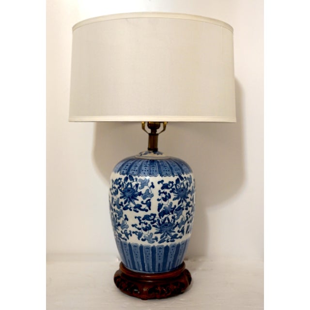 French Provincial Blue and White Vintage Porcelain Ginger Jar Lamp with Rosewood Base For Sale - Image 3 of 8