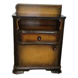 1930s Pair of Art Deco Nightstands For Sale