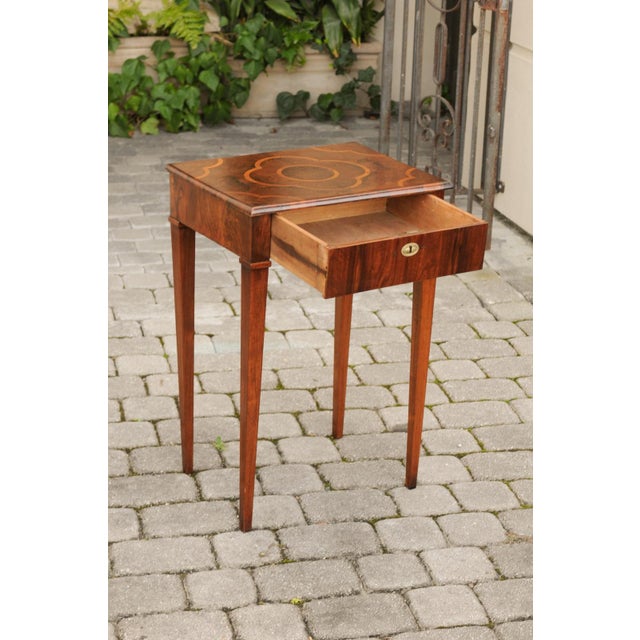Italian 1820s Walnut Side Table with Oyster Veneer and Inlaid Quadrilobe Motif For Sale - Image 11 of 12