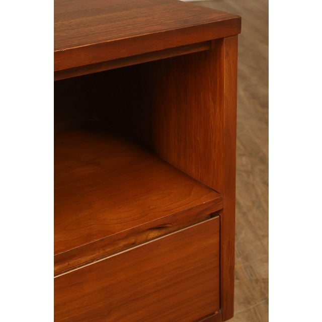 Stanley Furniture Mid Century Modern Pair of Walnut Nightstands For Sale In Philadelphia - Image 6 of 18