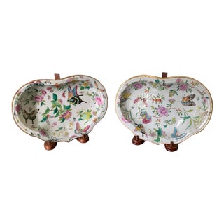 Pair of 19th Century Chinese Export Famille Rose Butterfly Dishes For Sale