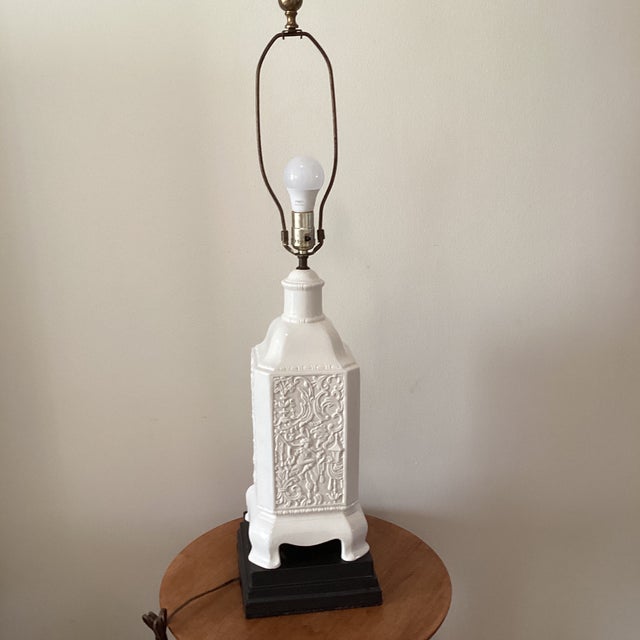 Vintage Chinoiserie Pagoda Style Table Lamp With White Textured Porcelain Body Mounted on Dark Wood Base For Sale - Image 9 of 12