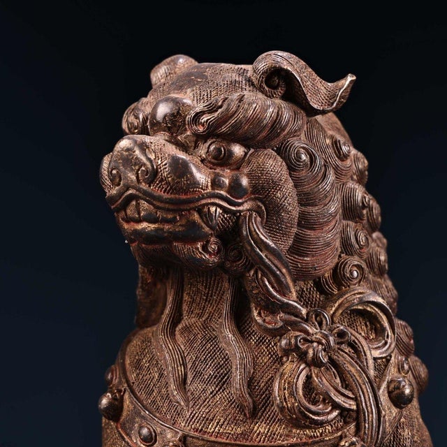 Asian Late 19th Century Pair of Gilt Bronze Guardian Lion Figures, 9200g Total, Detailed Texture For Sale - Image 3 of 10