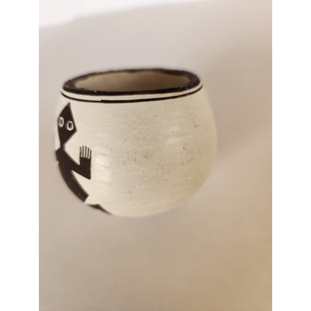 Off-white Vintage, Native American Acoma Pueblo: Small Vessel With Lizards Signed by Emma Lewis For Sale - Image 8 of 9