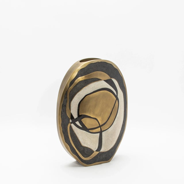 The "Vase Rose" by R&Y Augousti is a stunning creation that embodies contemporary luxury through its masterful combination...