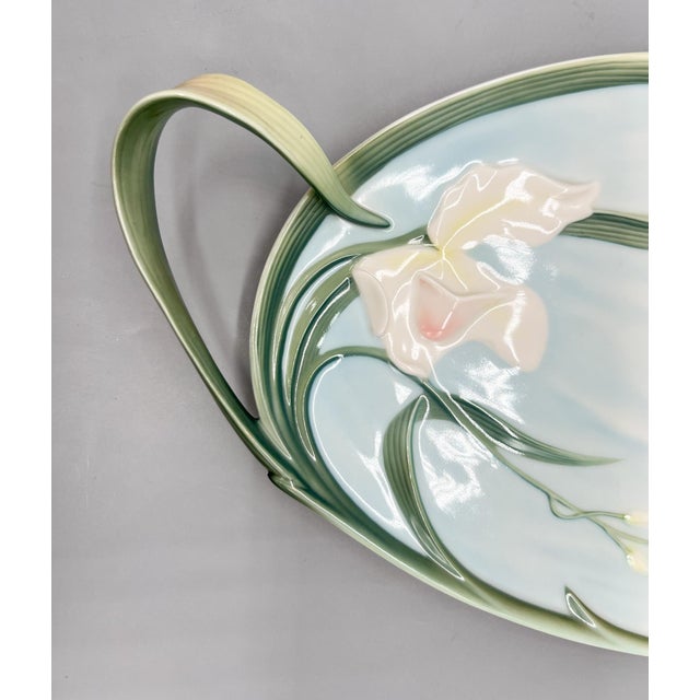 Franz Papillon Porcelain Iris & Butterfly Sculptural Platter Xp1694 – Art Nouveau Botanical Serveware - Spring/ Easter For Sale In Houston - Image 6 of 12