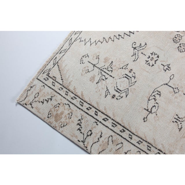 Mid-Century Modern Vintage Turkish Oushak Rug in Soft Ivory & Sand – Timeless Anatolian Elegance - 5' 7'' X 8' 2'' For Sale - Image 3 of 11