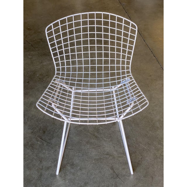 Mid-Century Modern White Wire Side Chair Atributed to Harry Bertoia for Knoll, Pair Circa 1952 For Sale - Image 3 of 9