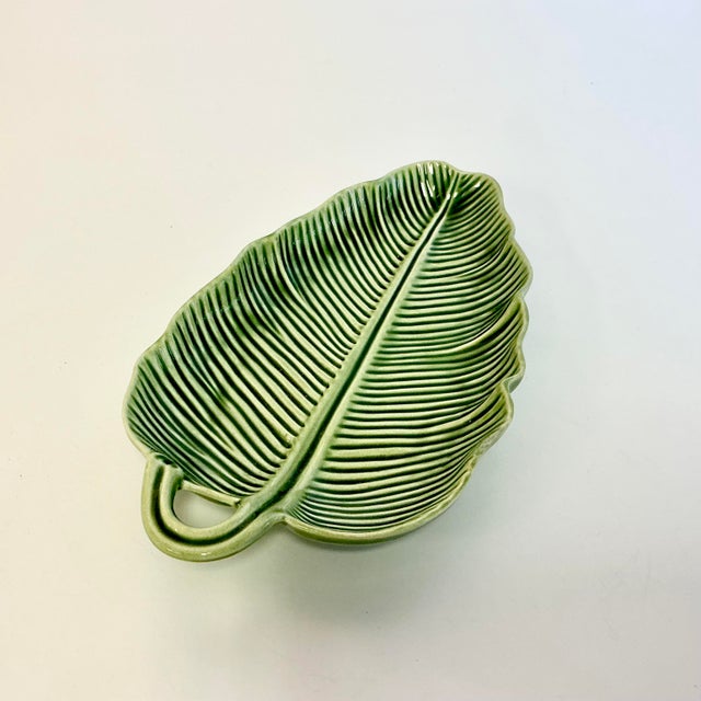 Avocado 1990s Vintage Boho Chic Portuguese Bordallo Pinheiro Trompe L’Oeil Banana Leaf Serving Dish For Sale - Image 8 of 16