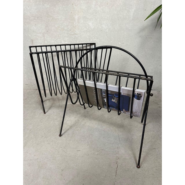 Robust industrial magazine holders. Two versions. Version 1: without bracket. Height: 44 cm. Width: 52 cm. Depth: 28 cm....