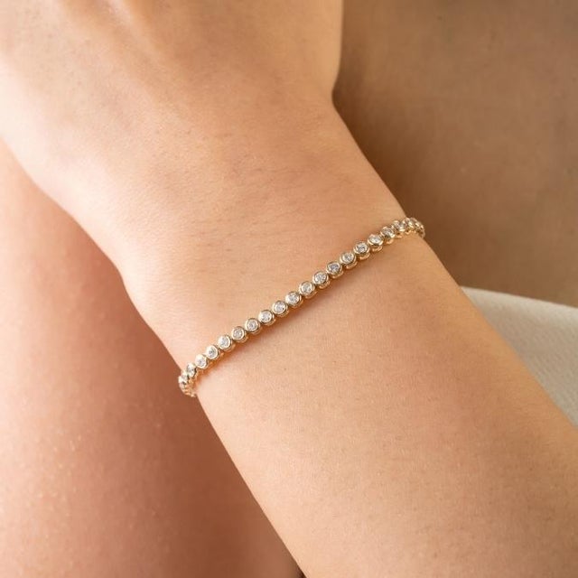 1.37 Carats Estate 20th Century Bezel Diamond Line Bracelet in 18k Gold For Sale - Image 4 of 15