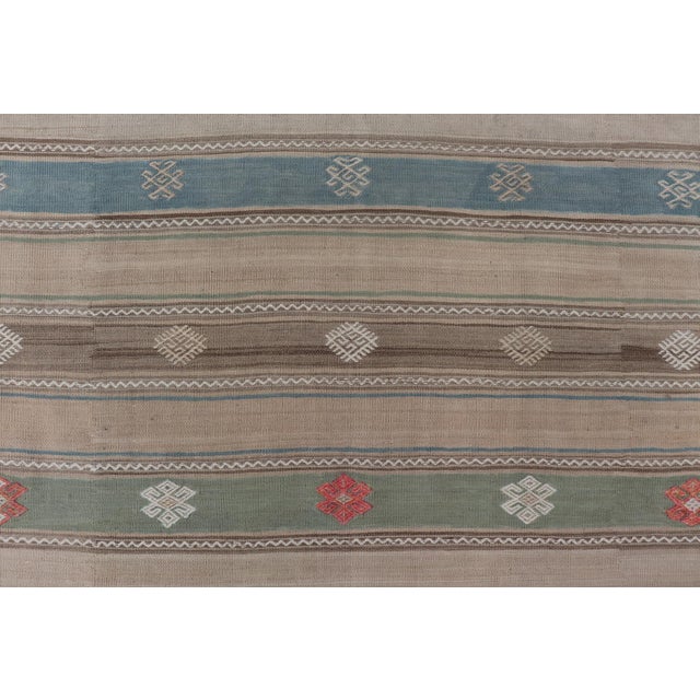 Vintage Hand-Woven Flatweave Kilim in Wool With Sub-Geometric Design and Motifs For Sale - Image 4 of 13