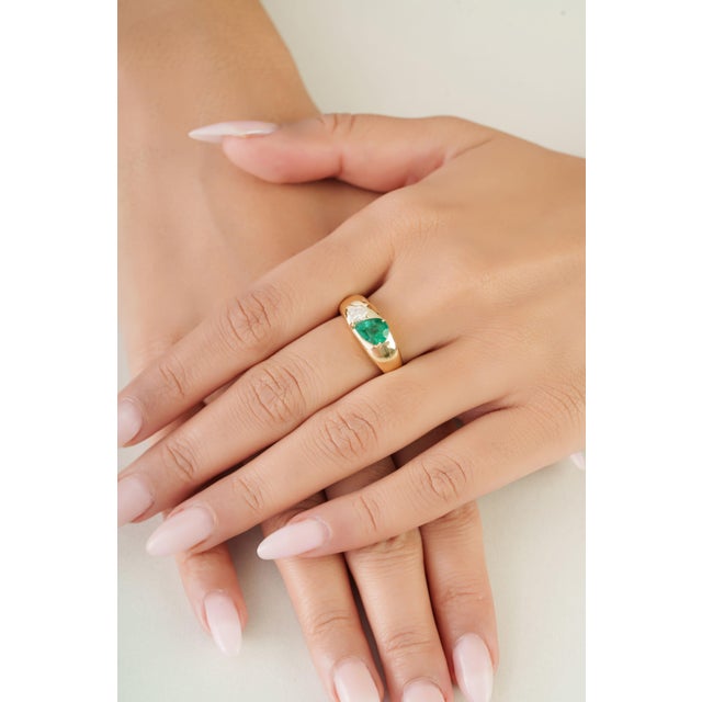 Chunky 18k Gold Emerald Diamond Contemporary Cocktail Ring Size 9 For Sale - Image 12 of 17