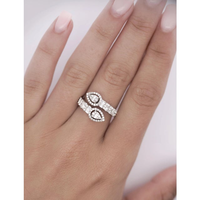 1.10 Carat Pear Shape Diamond Cluster Bypass Ring in 14k White Gold Size 7.25 For Sale In Miami - Image 6 of 7