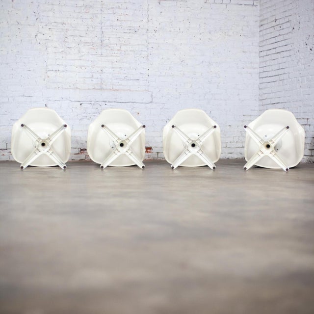 Mid-20th Century Mid Century Modern Burke Tulip Swivel No 116 Armchairs White Shell Black Cushions Set of 4 For Sale - Image 10 of 18