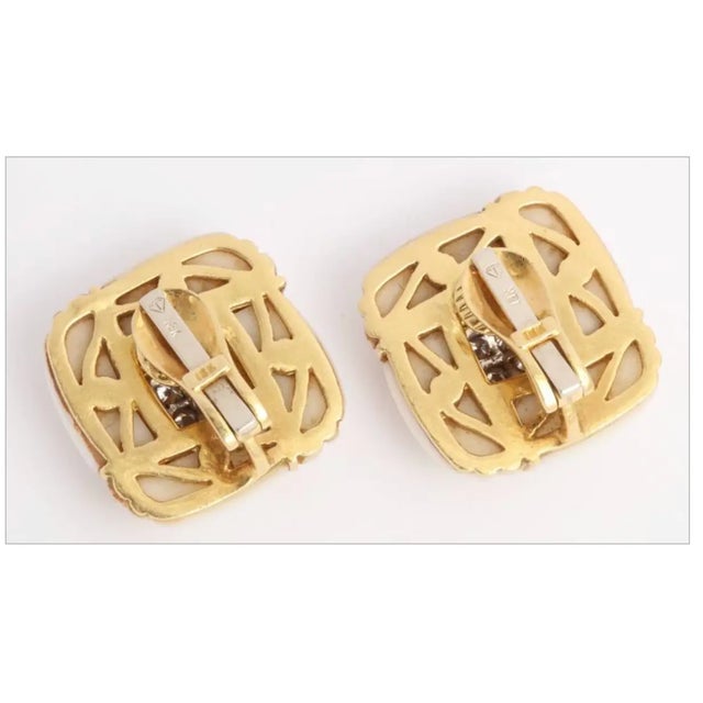 White Coral and 18kt Yellow Gold Clip-on Earrings Vintage 60s For Sale - Image 4 of 7