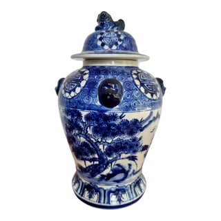 1980s Chinoiserie Blue and White Temple Jar With Foo Dog Finial For Sale