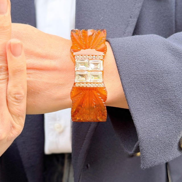 This remarkable and rare cuff dates from the 1930s and is made from Bakelite. Condition Report: Very Good - A tiny element...