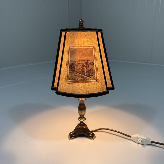 Lovely table with brass foot and a special lamp shade with hunting scenes. Small screw fitting, E14. 1960’s. In good...