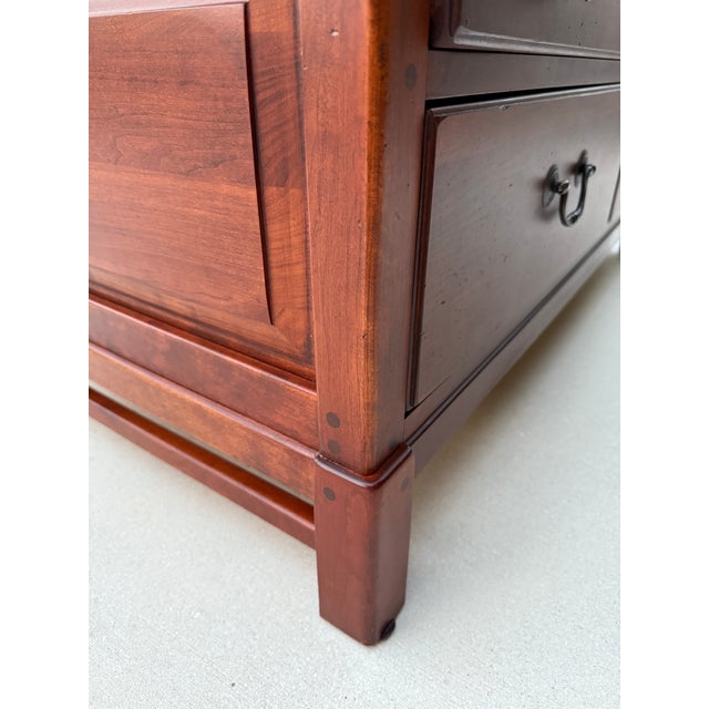 American 1990s Bob Timberlake Lexington Furniture Glass Top Display Coffee Table For Sale - Image 3 of 7