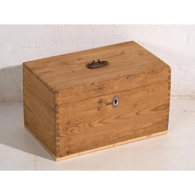Antique storage chest (c.1920) Dimensions: Length: 53 cm Depth: 31 cm Height: 31 cm Style: Rustic Materials and...